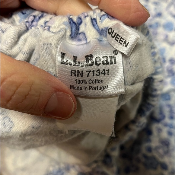 L.L. Bean Blue and White Floral flannel sheet Set - Picture 2 of 2